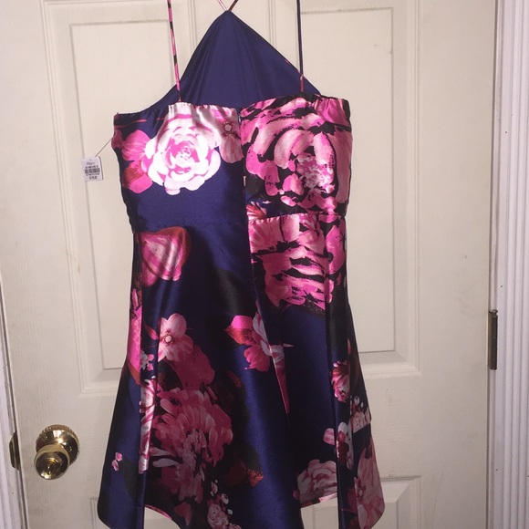 Formal dress - Picture 3 of 5